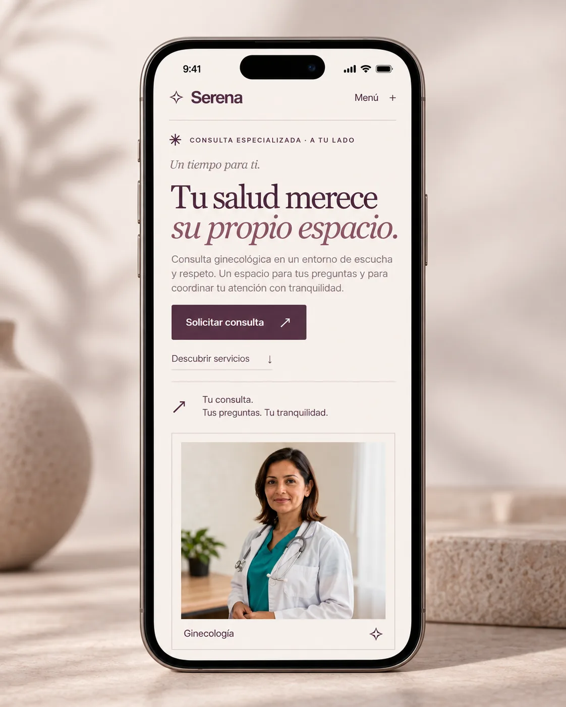 Maqueta de un sitio de negocio abierto en un celular
